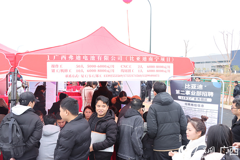 招工企業(yè)展臺前，前來咨詢和報名的求職者絡(luò)繹不絕。人民網(wǎng) 韋歡攝