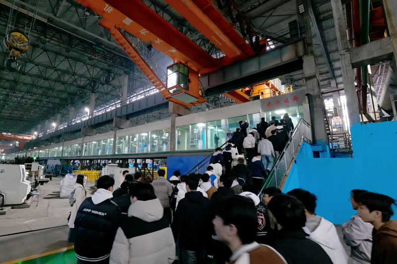 廣西工業(yè)技師學(xué)院師生共同參觀廣西翅冀鋼鐵有限公司工廠環(huán)境。