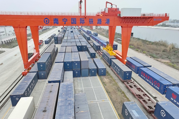 南寧鐵路物流中心根據(jù)裝車計劃，科學劃分跨境集裝箱貨位，提高貨物裝卸作業(yè)效率。陳星宇攝