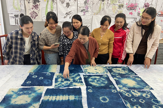 開展扎染公益班現(xiàn)場