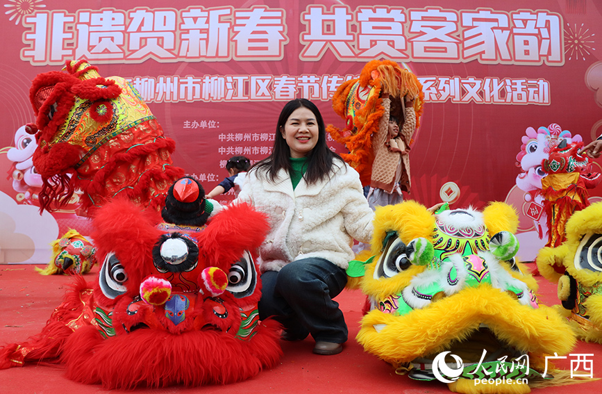 游客與彩獅合影。人民網(wǎng) 付華周攝