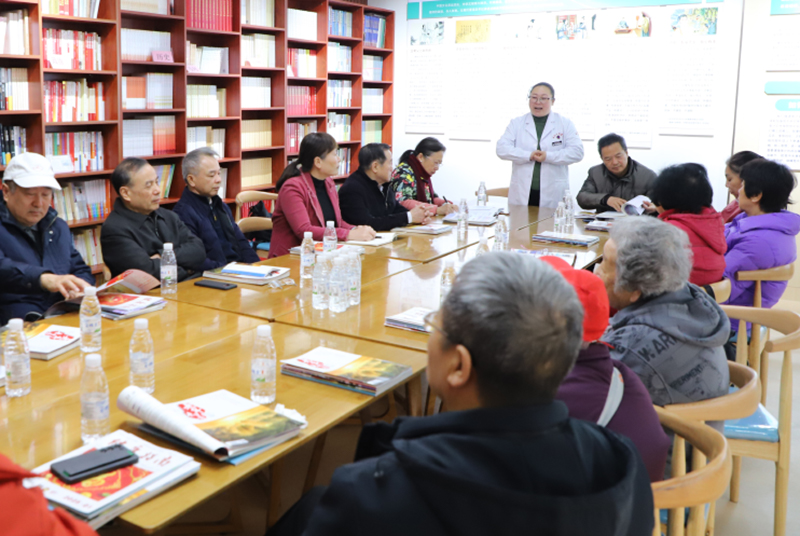 醫(yī)生講解口腔健康知識(shí)。廣西藍(lán)天口腔醫(yī)院供圖