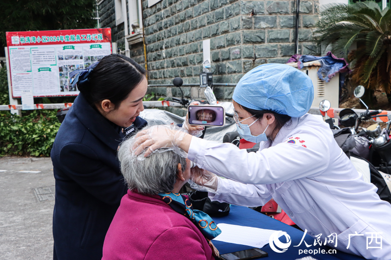 醫(yī)生為居民檢查口腔。人民網(wǎng) 何寧攝