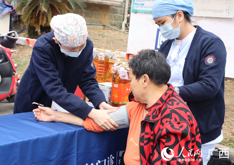 活動(dòng)現(xiàn)場(chǎng)，群眾在測(cè)量血壓。人民網(wǎng) 何寧攝