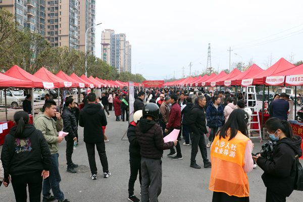 招聘會現(xiàn)場。