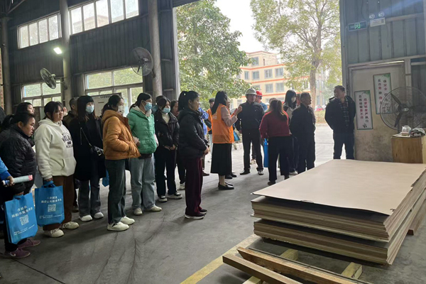 就業(yè)導游帶領(lǐng)求職者參觀企業(yè)。