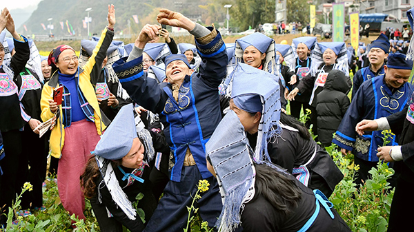2月12日，廣西東蘭縣長江鎮(zhèn)板隆村群眾展示在田里尋找到的“螞拐”。高東風(fēng)攝