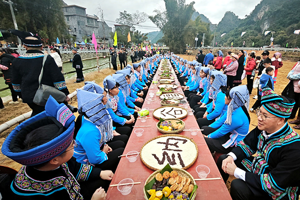 2月12日，廣西東蘭縣長江鎮(zhèn)板隆村擺開長桌宴，一起鬧元宵。高東風(fēng)攝