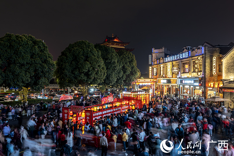 南寧市三街兩巷歷史文化街區(qū)民俗活動豐富多彩。人民網(wǎng) 雷琦竣攝