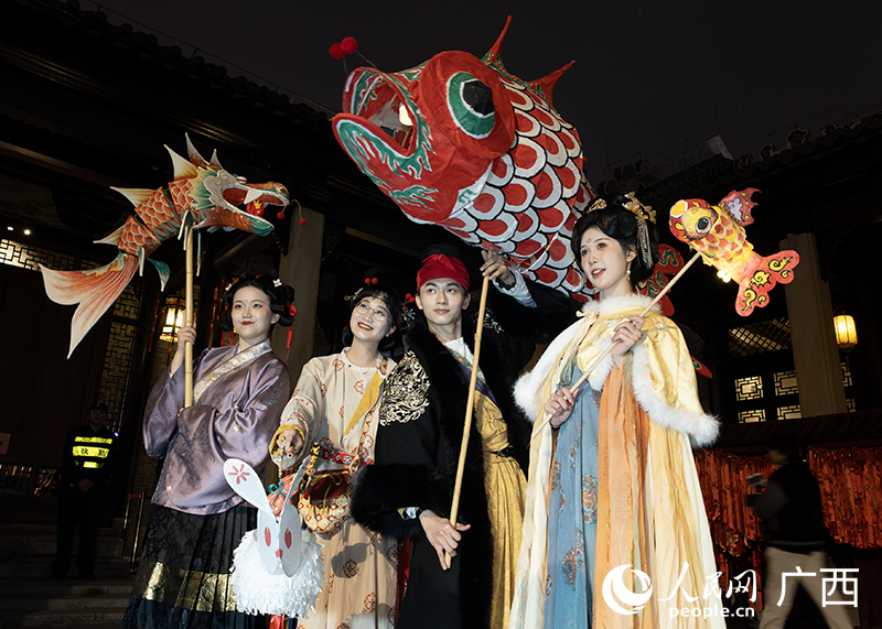 穿漢服，過元宵。人民網(wǎng) 雷琦竣攝