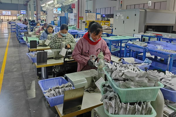 賜佳鞋業(yè)生產(chǎn)車間內(nèi)的工人正在趕制產(chǎn)品。