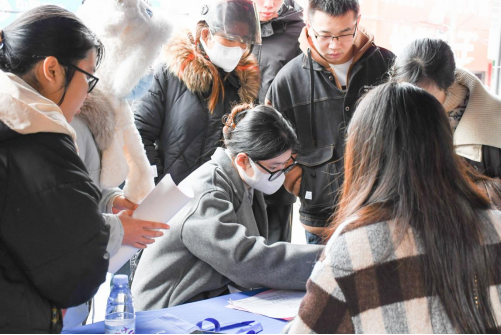 求職者在現(xiàn)場(chǎng)填寫就業(yè)登記表