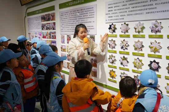 講解員在講解橫州茉莉花產(chǎn)業(yè)