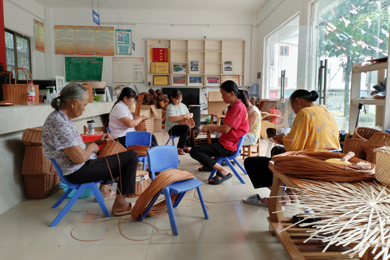 因地制宜發(fā)展鄉(xiāng)村產(chǎn)業(yè)，促進(jìn)群眾增收。作登瑤族鄉(xiāng)政府供圖