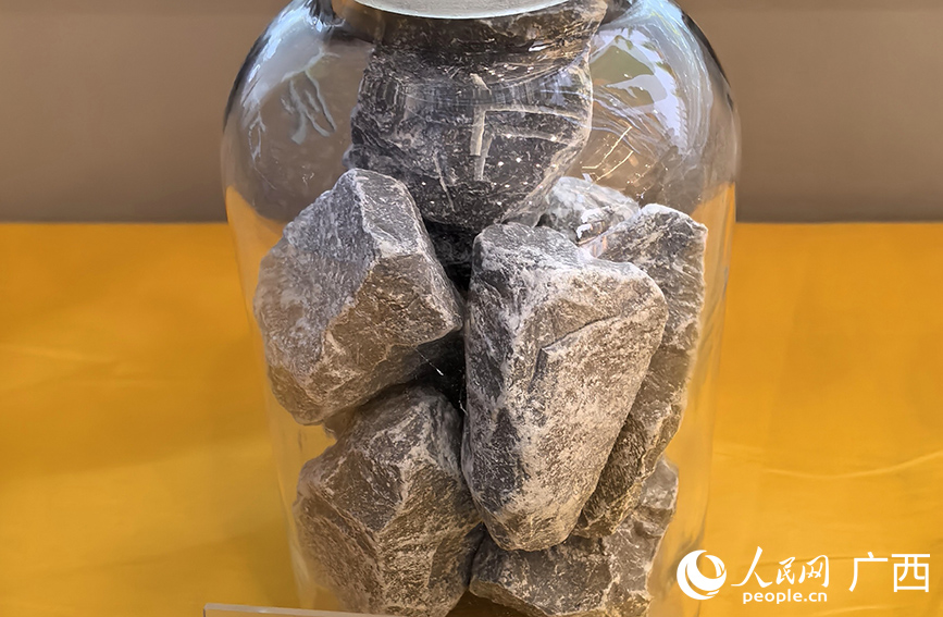 興業(yè)縣出產的優(yōu)質石灰石。人民網 付華周攝