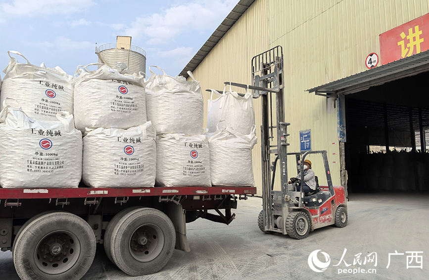 工人在興業(yè)誠鋼鈣業(yè)綜合利用有限公司廠區(qū)裝載碳酸鈣產品。人民網 付華周攝