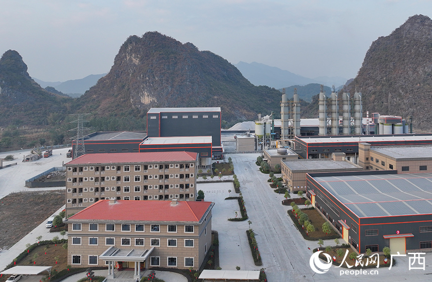 位于興業(yè)縣葵陽碳酸鈣產業(yè)園的廣西興業(yè)時泰納米科技公司廠區(qū)。人民網 付華周攝