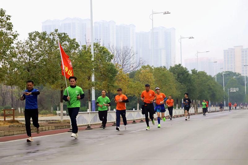 鐘山縣舉辦8公里開春健康跑活動