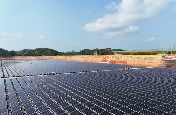 中鋁集團(tuán)首座水上漂浮式光伏電站并網(wǎng)發(fā)電。廣西華昇供圖