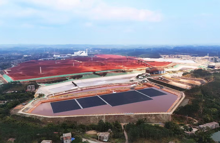 航拍的水上漂浮式光伏電站。廣西華昇供圖