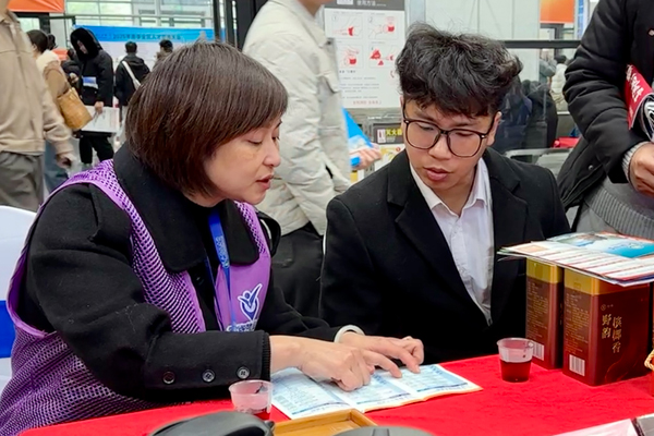 梧州市“金牌就業(yè)管家”為求職者介紹人才政策。