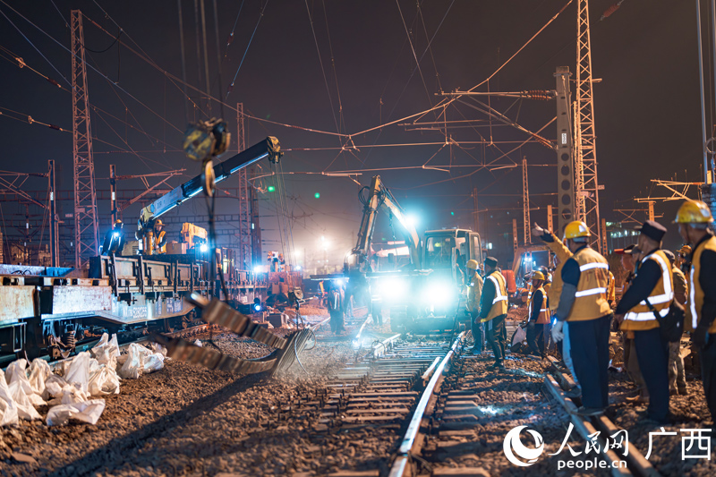 圖為柳州南站換岔施工現(xiàn)場(chǎng)，作業(yè)人員進(jìn)行舊鋼軌吊裝作業(yè)。人民網(wǎng)記者 王勇攝