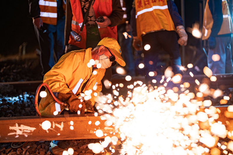 作業(yè)人員對(duì)柳州南站舊鋼軌進(jìn)行切割。黃舞杰攝