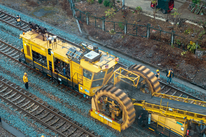 圖為南昆鐵路正在進(jìn)行清篩作業(yè)。黃舞杰攝