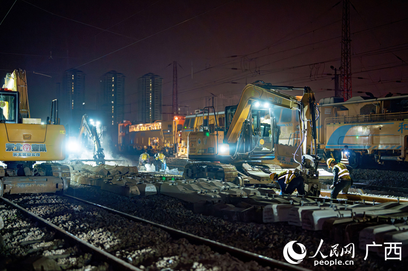 焦柳鐵路換枕施工現(xiàn)場(chǎng)。人民網(wǎng)記者 王勇攝