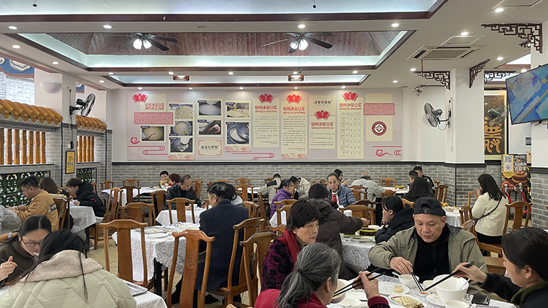 2月25日早晨，梧州冰泉豆?jié){館里坐滿了喝早茶的人。何善權攝