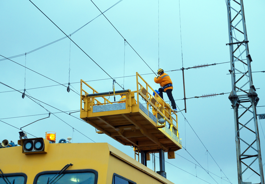 接觸網(wǎng)工正在檢修百色普速場(chǎng)站場(chǎng)接觸網(wǎng)軟橫跨上部固定繩滑輪。韋杰攝