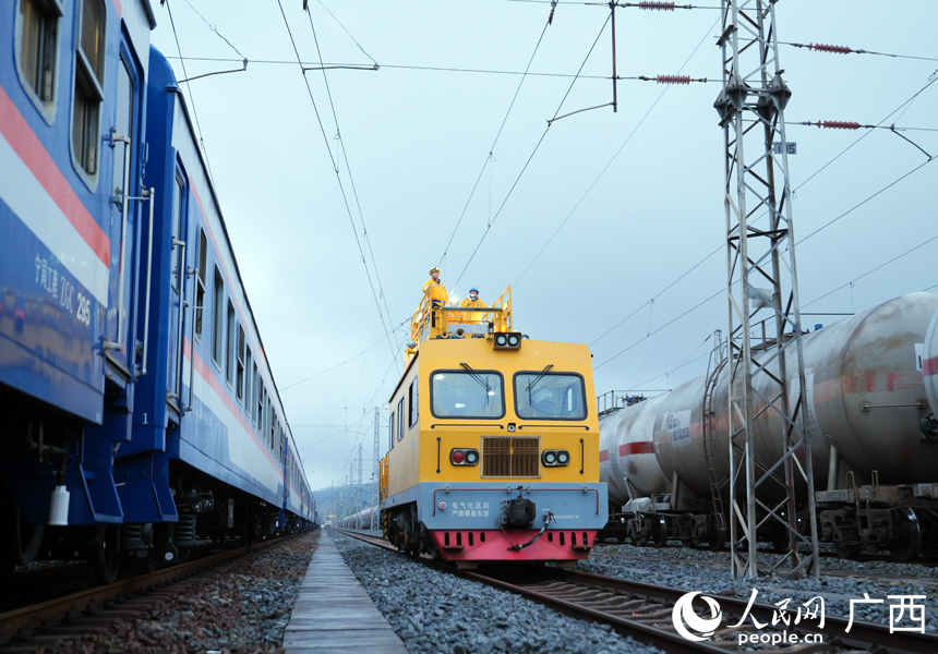接觸網(wǎng)工正在接觸網(wǎng)軌道車上檢查百色普速場(chǎng)接觸網(wǎng)設(shè)備。人民網(wǎng)記者 王勇攝