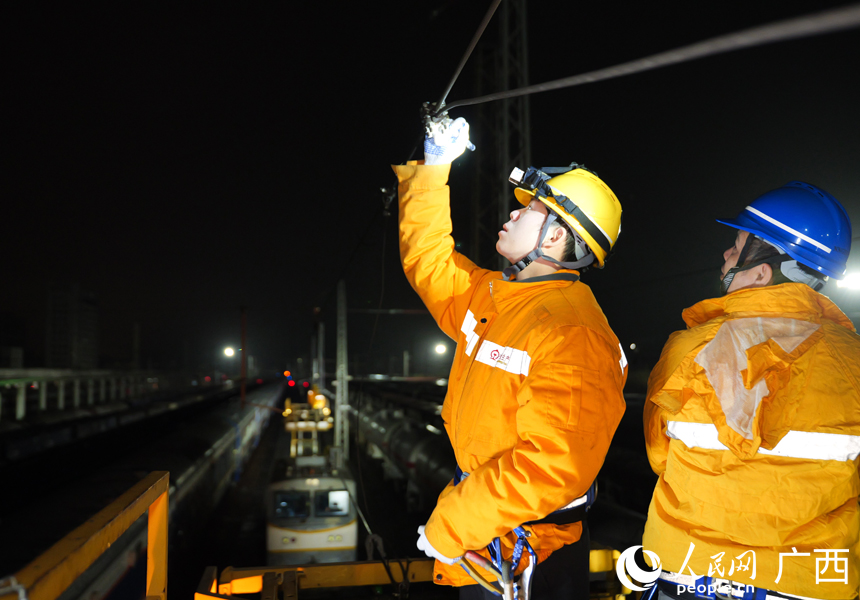 接觸網(wǎng)工正在對百色普速場的接觸網(wǎng)設備開展集中修。人民網(wǎng)記者 王勇攝