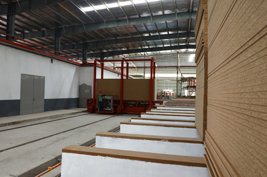 大森林裝飾材料有限公司趕單投產(chǎn)忙