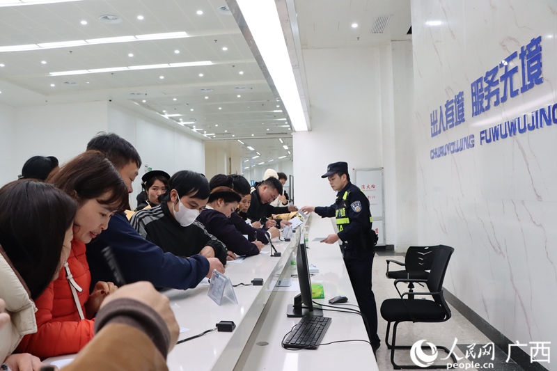 越南游客從碩龍口岸入境。人民網(wǎng)記者 覃心攝