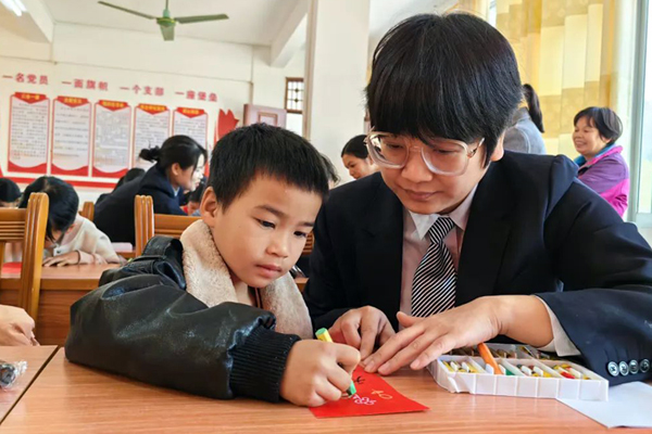 靈山縣婦聯(lián)組織“政務(wù)藍(lán)”愛心媽媽到武利鎮(zhèn)新亮村開展寒假兒童關(guān)愛服務(wù)活動(dòng)。