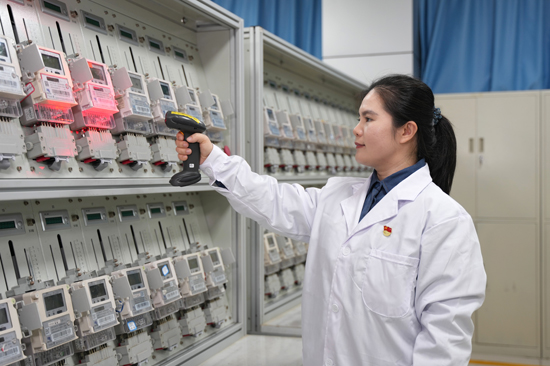 蘇圓圓立足崗位，履職盡責，確保電能計量的公平公正。鄧有雄攝