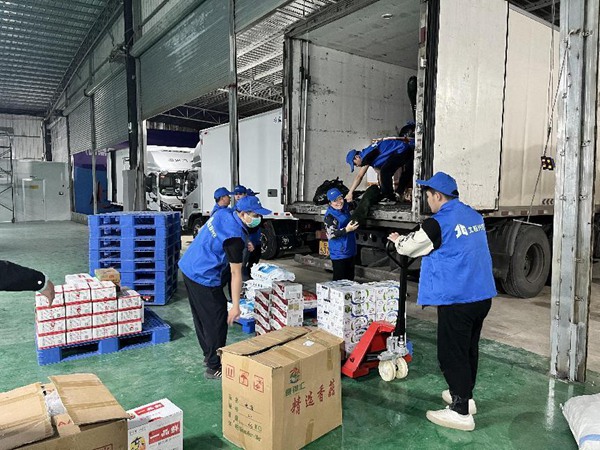 北投興農(nóng)公司員工正搬運(yùn)食材。羅勇攝