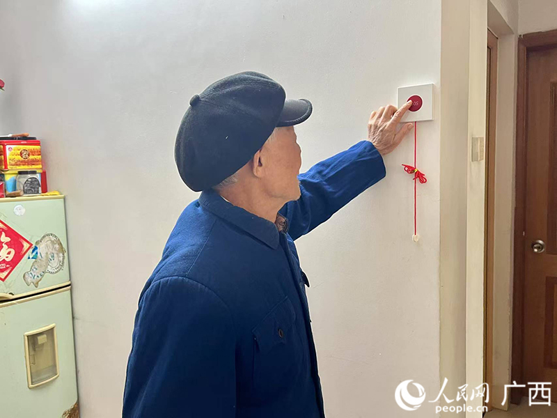 一旦發(fā)生意外，老人可通過按鍵或輕拉繩子進(jìn)行緊急報(bào)警。人民網(wǎng) 韋歡攝