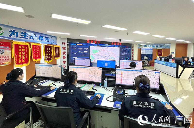 南寧120在廣西率先建成并使用云調(diào)度指揮平臺，實(shí)現(xiàn)移動指揮調(diào)度。人民網(wǎng) 韋歡攝