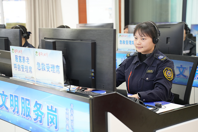 居家養(yǎng)老呼救受理席。南寧急救醫(yī)療中心供圖