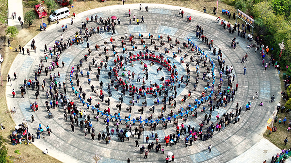 3月1日，俯瞰廣西東蘭縣巴疇鄉(xiāng)巴英螞??節(jié)壯觀的銅鼓會。高東風(fēng)攝