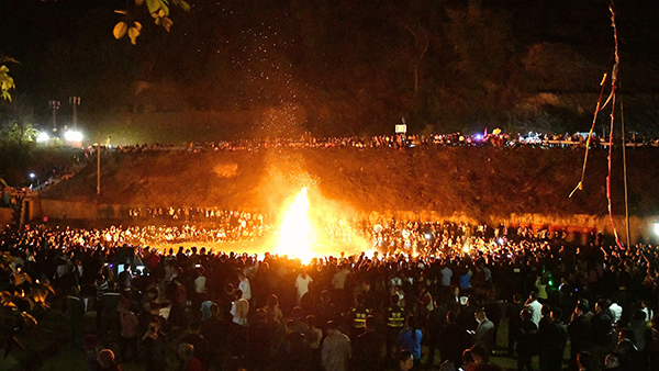 螞??節(jié)篝火狂歡。高東風(fēng)攝