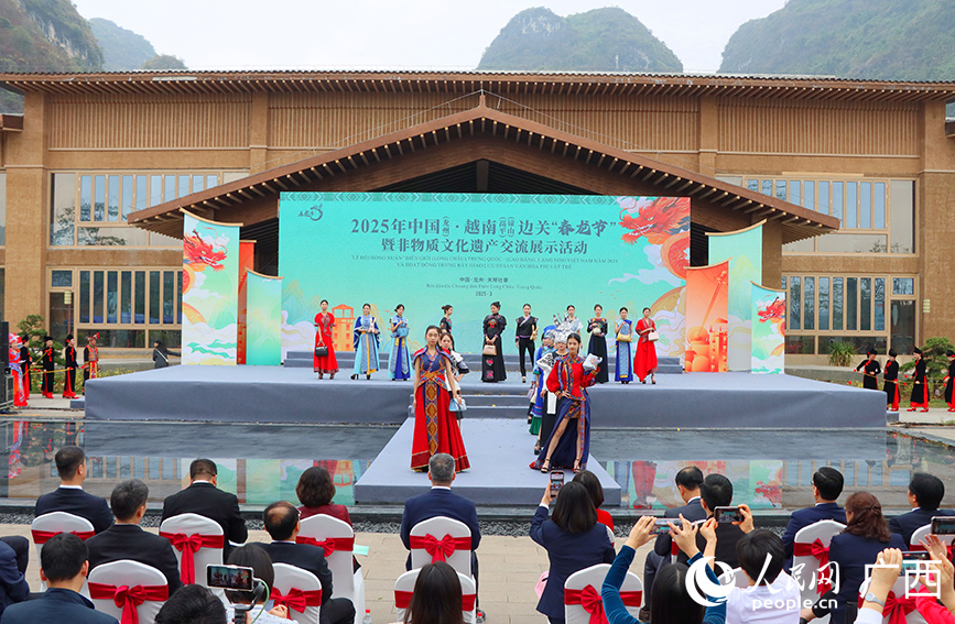 壯錦服飾展演。人民網(wǎng) 付華周攝