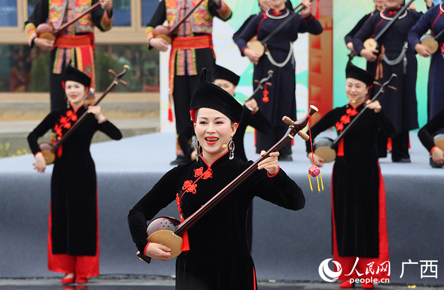 壯族天琴表演。人民網(wǎng) 付華周攝