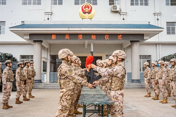 新兵授槍儀式現(xiàn)場。