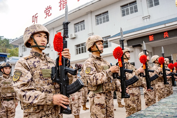 全體新兵緊握鋼槍“莊嚴(yán)宣誓”。