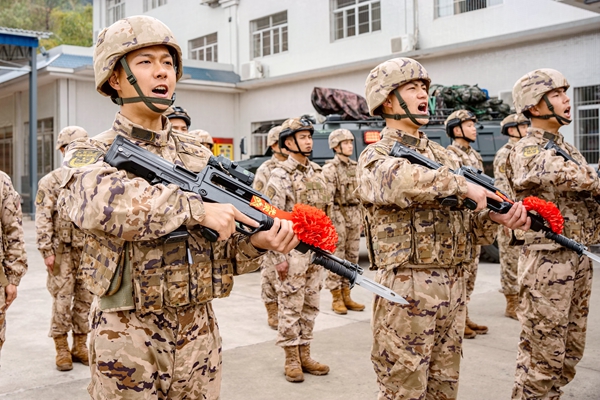全體新兵緊握鋼槍“莊嚴宣誓”。