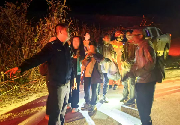 7名被困“驢友”被安全轉(zhuǎn)移下山。