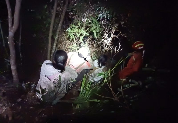 民警、消防人員和村民聯(lián)合接力營救被困“驢友”